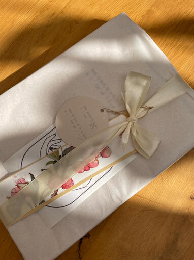 אריזה להזמנה, נייר משי וסרט, עם סימניה וסטיקר